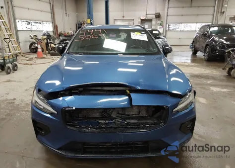 2020 Volvo V60 T5 R-Design z USA, uszkodzony, nr VIN YV1102EM2L2374561